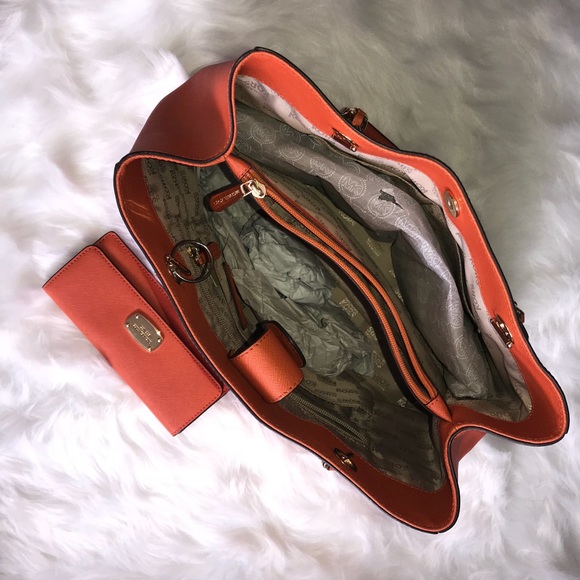 Michael Kors Hand Bag with Matching Wallet - Picture 5 of 6